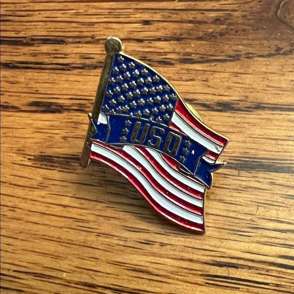 United States American Patriotic USO Flag Lapel Pin Brooch Jewelry Accessory